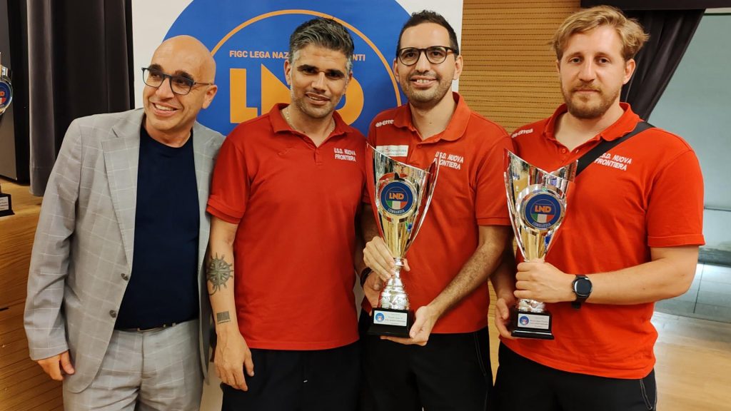 La dirigenza si congratula con la squadra per il successo raggiunto con forza, passione e tenacia che ha consentito la promozione al campionato di seconda categoria e per la seconda volta consecutiva la conquista della Coppa Disciplina, trofeo che valorizza la correttezza in campo e l’atteggiamento disciplinato della squadra, sottolineando il duro lavoro e l’impegno che ha portato a questi risultati che premia il lavoro e la determinazione di tutti: giocatori, staff tecnico e dirigenti. Una stagione fantastica, un gruppo di ragazzi eccezionali e staff di grande valore Mister Ricca Salvo, Vice Mister De Costanzo Marco, D.S. Scolari Gianni e Dirigente Scolari Norberto che hanno saputo costruire una squadra competitiva e affiatata. Non dimentichiamo inoltre il grande lavoro del D.S. Neri Tony, D.S. Ferrari Andrea e consigliere Penatti Alessandro dei settori giovanili e tutti i Mister e Dirigenti di ogni categoria.  Ringraziamo chi lavora dietro le quinte Antonio e Bianca persone preziose per la U.S.D. Nuova Frontiera, un grazie particolare alla nostra Daniela volontaria alla biglietteria e ovviamente ringraziamo TUTTI i nostri Tifosi e Sponsor, siete stati il nostro 12 esimo uomo in campo, un’alchimia vincente che ci ha portati alla vittoria.
