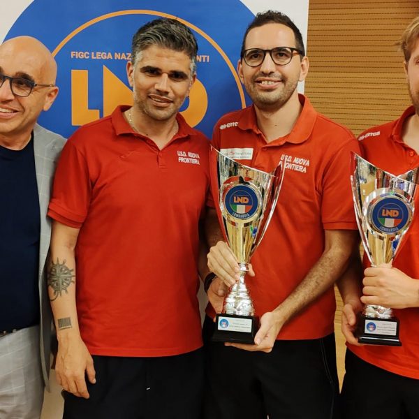 La dirigenza si congratula con la squadra per il successo raggiunto con forza, passione e tenacia che ha consentito la promozione al campionato di seconda categoria e per la seconda volta consecutiva la conquista della Coppa Disciplina, trofeo che valorizza la correttezza in campo e l’atteggiamento disciplinato della squadra, sottolineando il duro lavoro e l’impegno che ha portato a questi risultati che premia il lavoro e la determinazione di tutti: giocatori, staff tecnico e dirigenti. Una stagione fantastica, un gruppo di ragazzi eccezionali e staff di grande valore Mister Ricca Salvo, Vice Mister De Costanzo Marco, D.S. Scolari Gianni e Dirigente Scolari Norberto che hanno saputo costruire una squadra competitiva e affiatata. Non dimentichiamo inoltre il grande lavoro del D.S. Neri Tony, D.S. Ferrari Andrea e consigliere Penatti Alessandro dei settori giovanili e tutti i Mister e Dirigenti di ogni categoria.  Ringraziamo chi lavora dietro le quinte Antonio e Bianca persone preziose per la U.S.D. Nuova Frontiera, un grazie particolare alla nostra Daniela volontaria alla biglietteria e ovviamente ringraziamo TUTTI i nostri Tifosi e Sponsor, siete stati il nostro 12 esimo uomo in campo, un’alchimia vincente che ci ha portati alla vittoria.