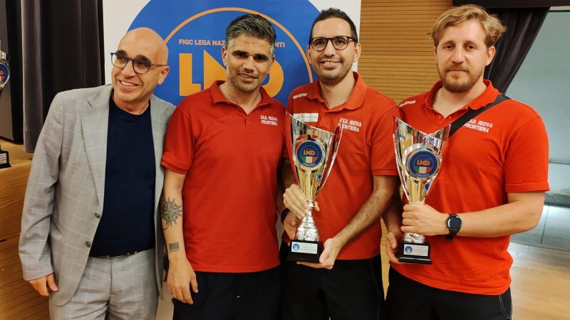 La dirigenza si congratula con la squadra per il successo raggiunto con forza, passione e tenacia che ha consentito la promozione al campionato di seconda categoria e per la seconda volta consecutiva la conquista della Coppa Disciplina, trofeo che valorizza la correttezza in campo e l’atteggiamento disciplinato della squadra, sottolineando il duro lavoro e l’impegno che ha portato a questi risultati che premia il lavoro e la determinazione di tutti: giocatori, staff tecnico e dirigenti. Una stagione fantastica, un gruppo di ragazzi eccezionali e staff di grande valore Mister Ricca Salvo, Vice Mister De Costanzo Marco, D.S. Scolari Gianni e Dirigente Scolari Norberto che hanno saputo costruire una squadra competitiva e affiatata. Non dimentichiamo inoltre il grande lavoro del D.S. Neri Tony, D.S. Ferrari Andrea e consigliere Penatti Alessandro dei settori giovanili e tutti i Mister e Dirigenti di ogni categoria.  Ringraziamo chi lavora dietro le quinte Antonio e Bianca persone preziose per la U.S.D. Nuova Frontiera, un grazie particolare alla nostra Daniela volontaria alla biglietteria e ovviamente ringraziamo TUTTI i nostri Tifosi e Sponsor, siete stati il nostro 12 esimo uomo in campo, un’alchimia vincente che ci ha portati alla vittoria.